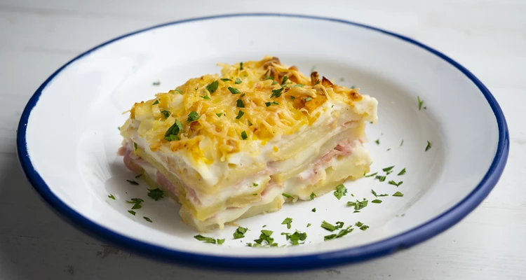 Cremige Kartoffel-Béchamel-Lasagne mit Schinken und Bergkäse